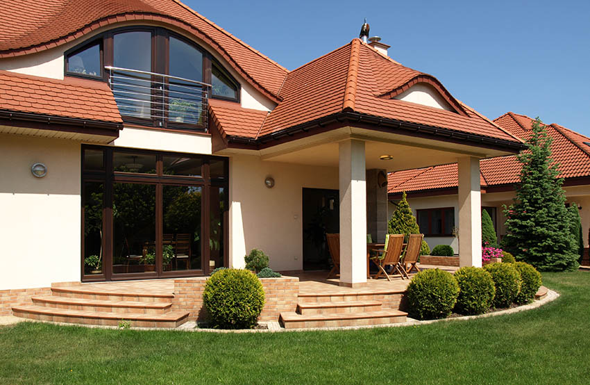House with curved roof design