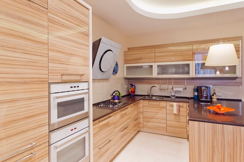 Kitchen with horizontal grain cabinets
