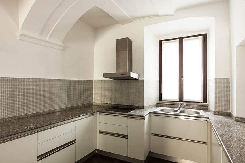 Kitchen with tadelakt above tile backsplash