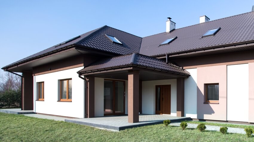 Modern one storey commodious house with beautiful roof overhang design