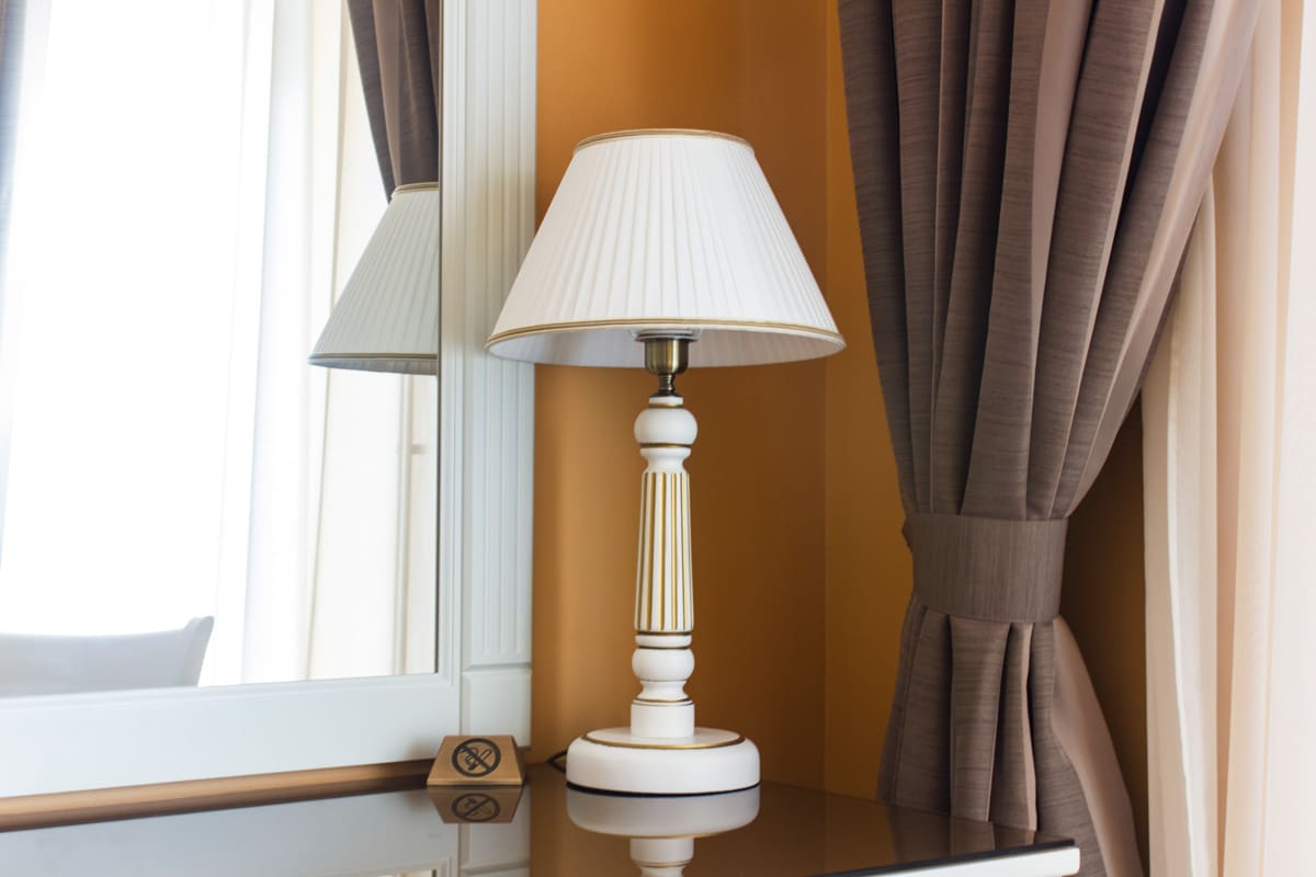 room with mirror curtain and fluted lamp