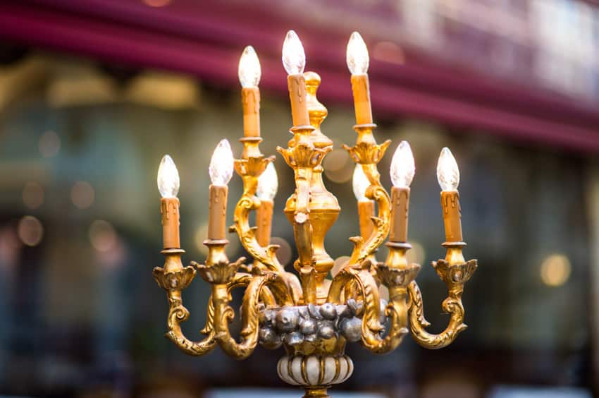 Candelabra lamp with electric bulbs