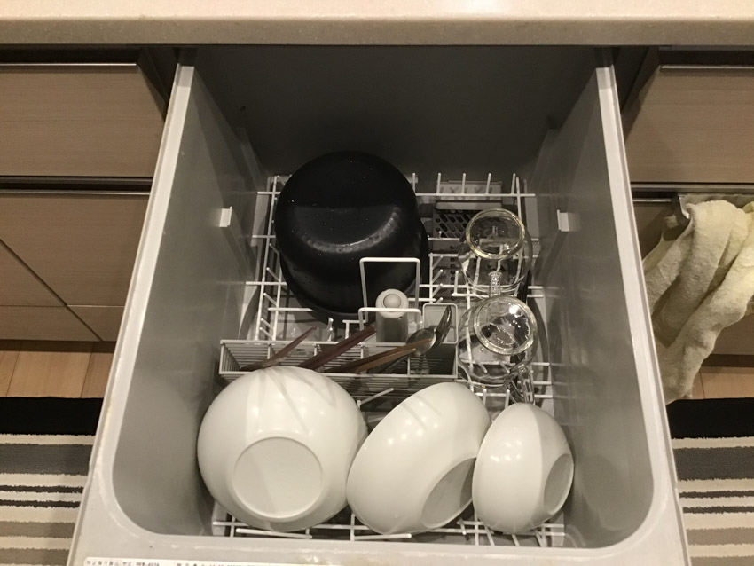 Drawer dishwasher with bowls and glasses inside it