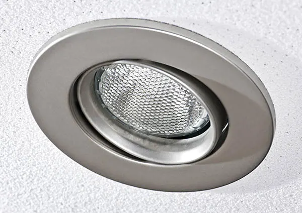 Eyeball trim for ceiling lights