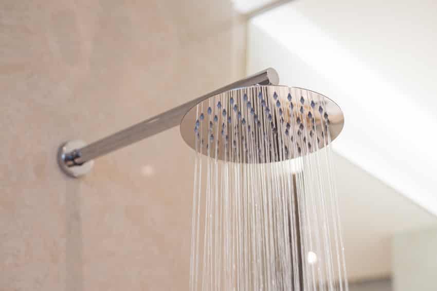 Minimalist shower head for bathrooms