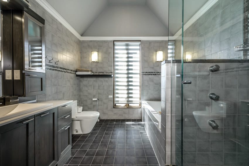 Bathroom with slate tiles