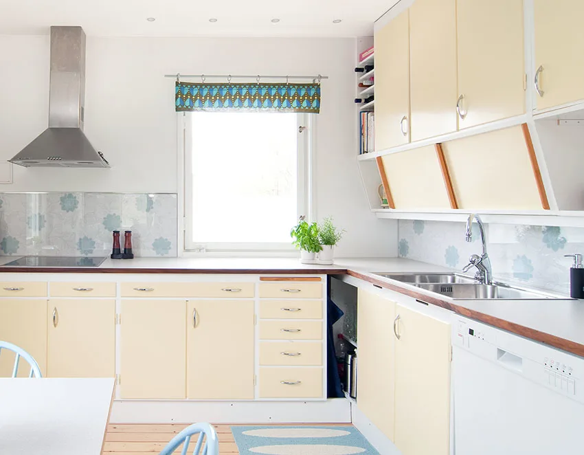 Kitchen with box pleat valance