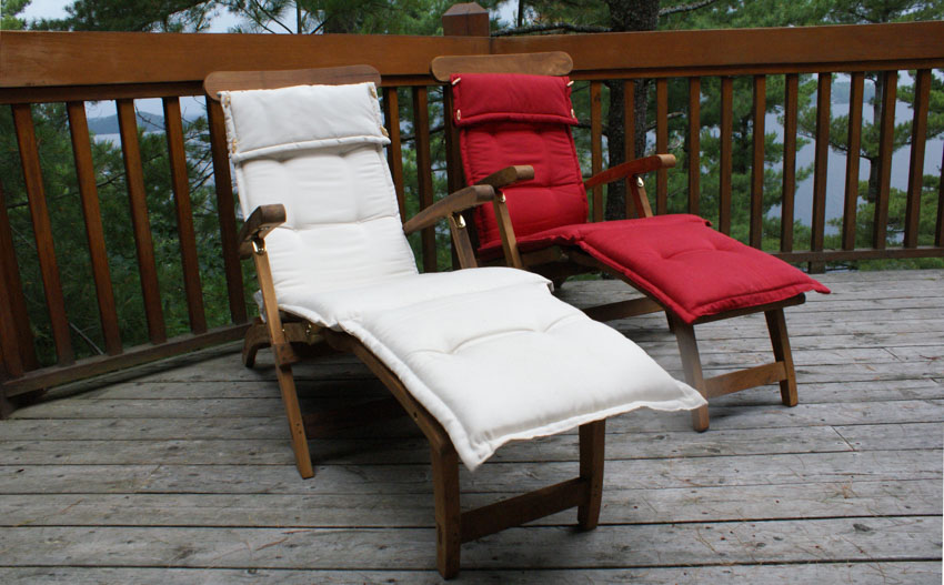 Lounge chairs with different color cushioning
