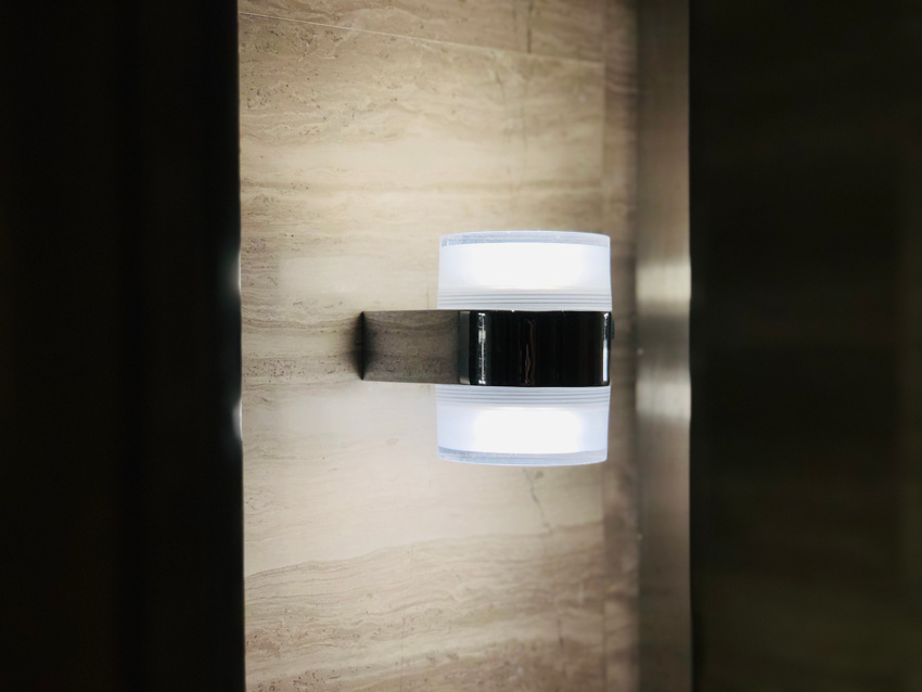 Wall sconce lighting fixture for basements