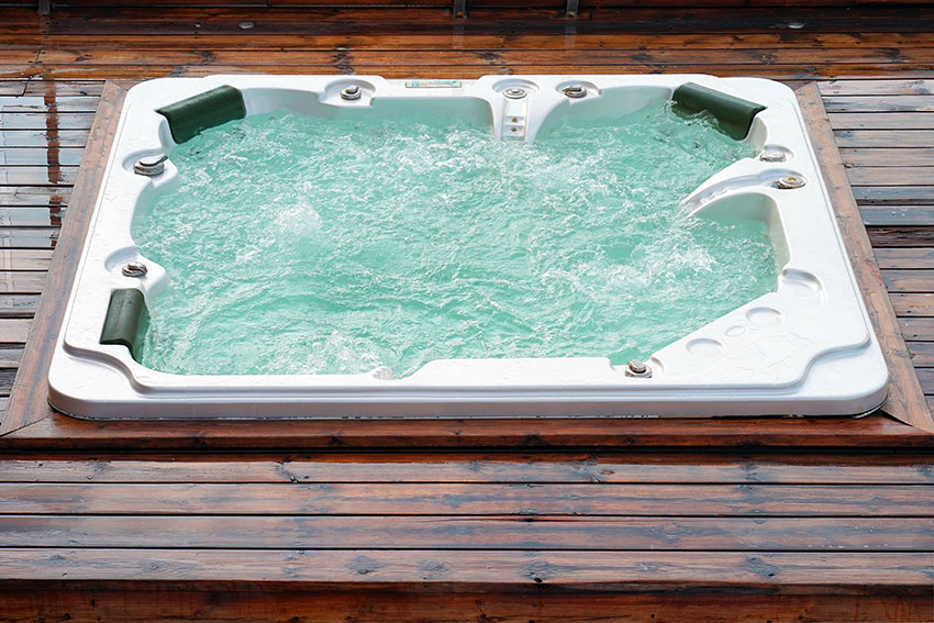 Outdoor hot tub jacuzzi