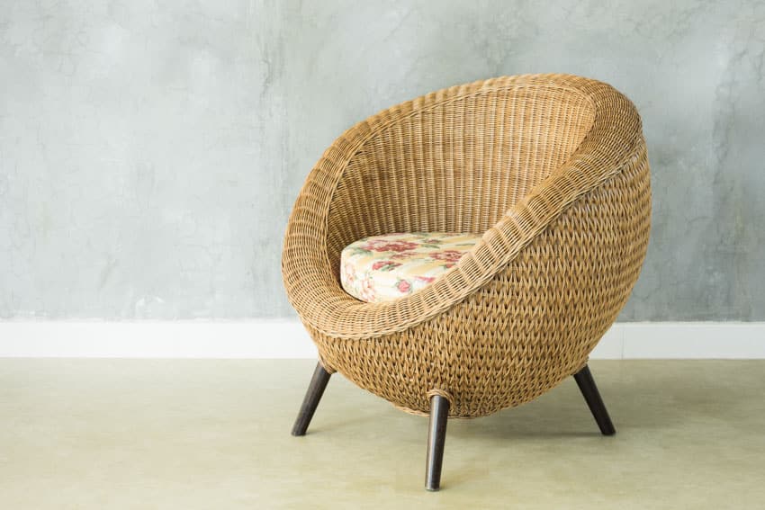 Accent egg chair made of wicker with black legs