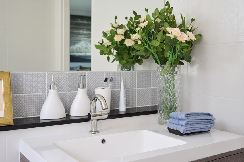 Contemporary faucet and geometric backsplash