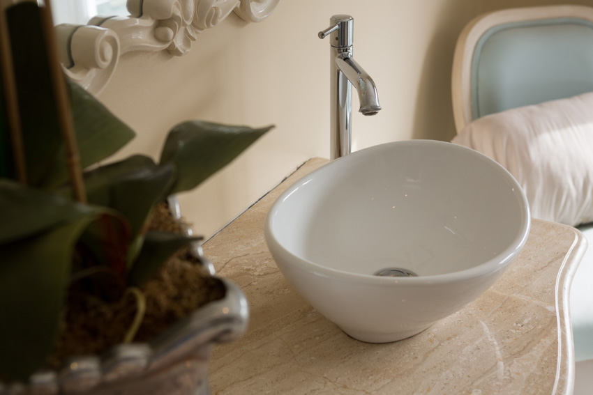 Faucet, sink and plant decor