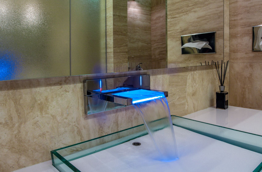 Waterfall faucet and glazed mirror
