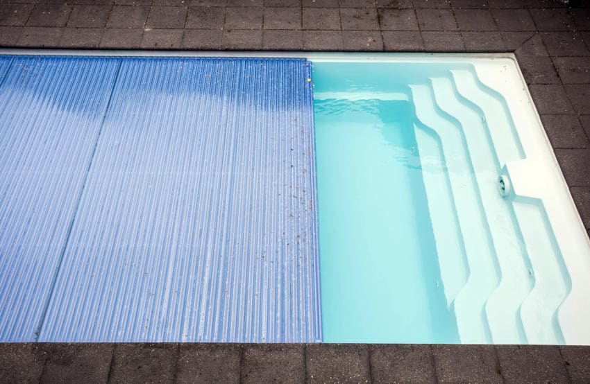 Blue pull out covering for swimming pools