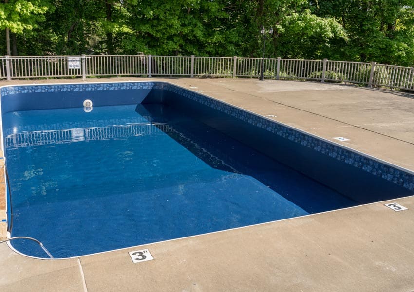 Outdoor swimming pool with vinyl liner