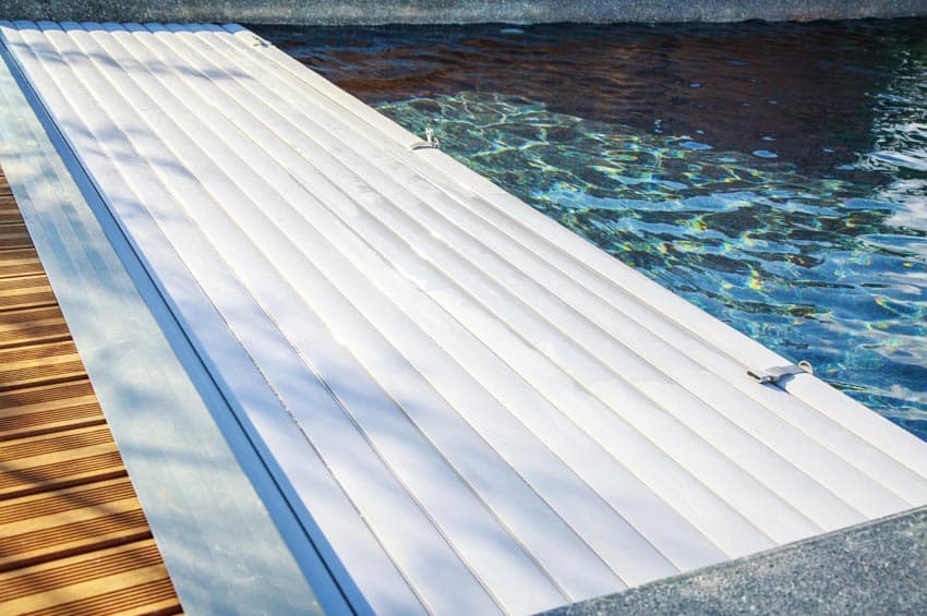 Types of swimming pool covers