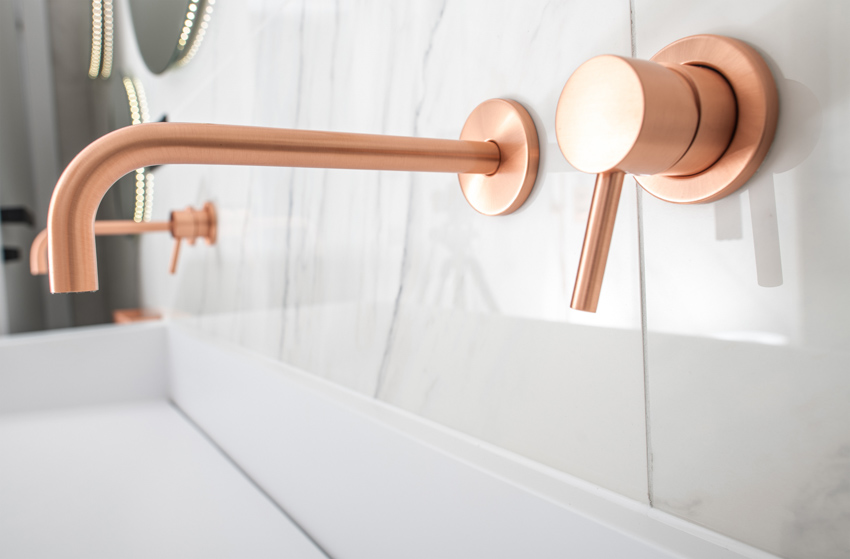 Wall mounted bathroom faucet made of copper