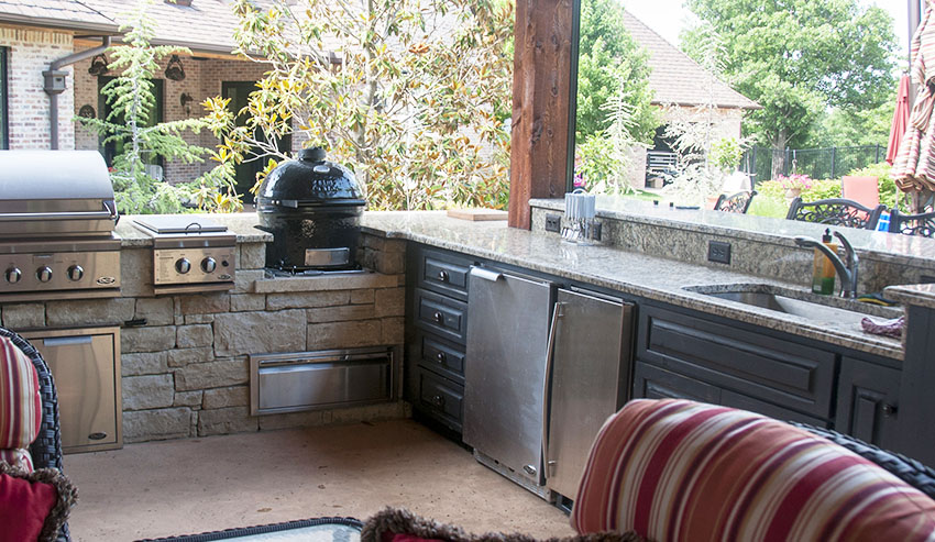 Outdoor kitchen with green egg cooker stainless built-in grill