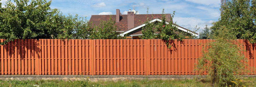 landscaped area with stained fence