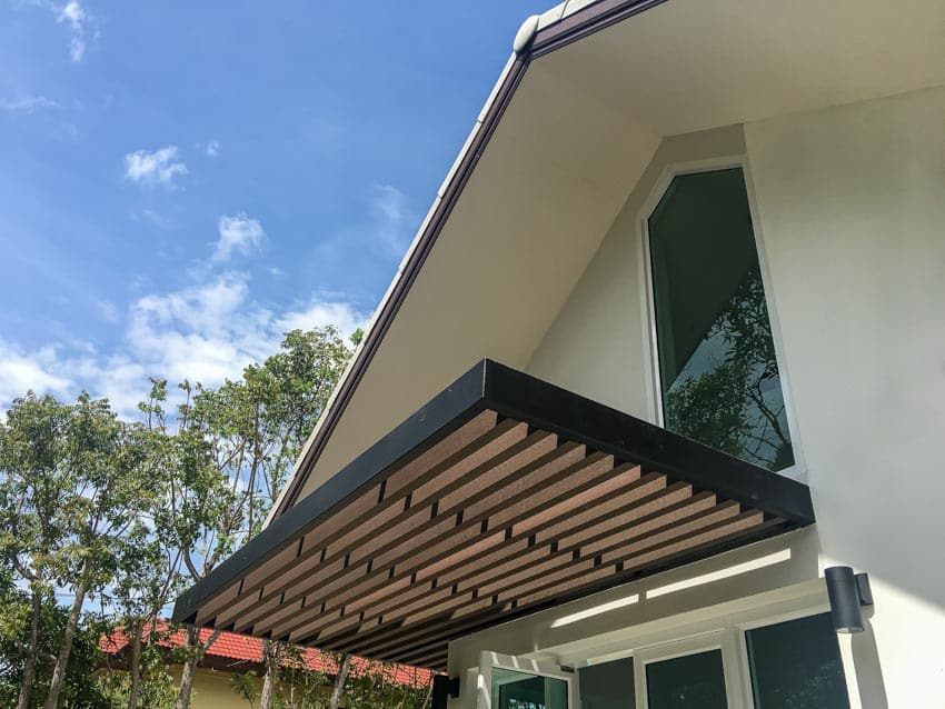 Cantilever roof overhang