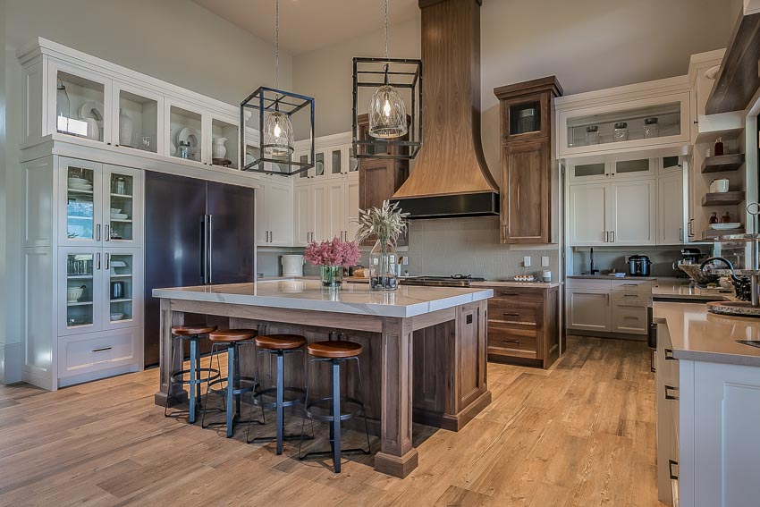 Stools with no backs in kitchen