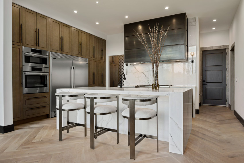 Cushioned bar stools with white leather seats and curved metal style