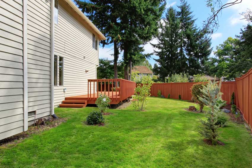 fencing with white house siding