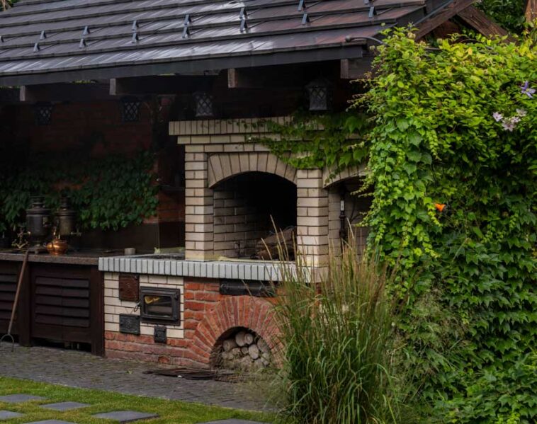 Outdoor Fireplace With Pizza Oven