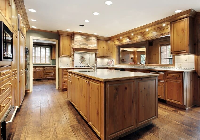 Traditional Kitchen With Wooden Floors Island And Alder Cabinets Ss 