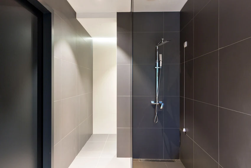 Bathroom with large tiles and shower accesories in chrome finish