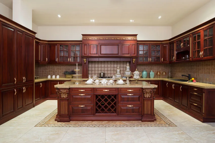 U-shaped kitchen with square-shaped island, wine cabinet and drawers with gold handles