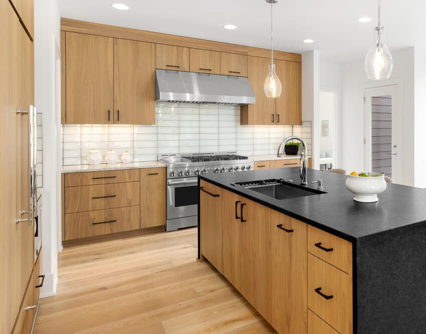 Kitchen with wooden floors, island, thermofoil cabinets and tiled backsplash