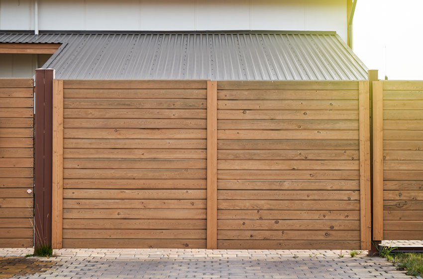 Horizontal privacy fence gate for residential properties