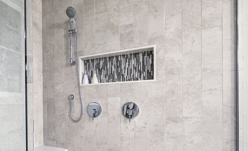 Shower with recessed niche for bathroom accessories and products