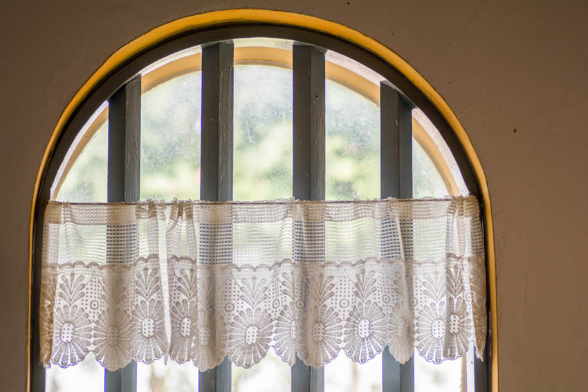 Arched window with light tier curtain for home interiors