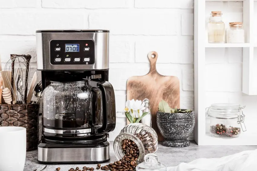 A modern, minimalist home coffee bar , featuring a sleek espresso machine,  a collection of stylish mugs, and an assortment of coffee-making accessories,  contemporary backdrop. Generative AI 31550728 Stock Photo at Vecteezy