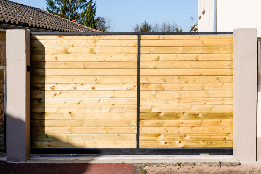 Horizontal cedar planks and concrete pillars