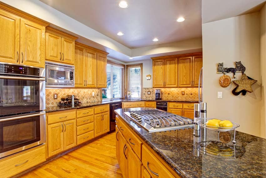 Kitchen with porcelain backsplash