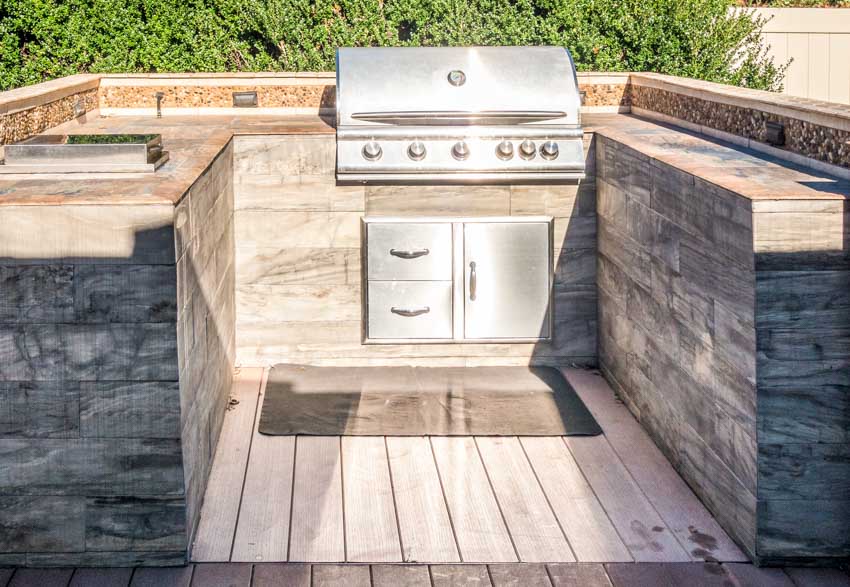 Outdoor kitchen with barbecue grill, and epoxy countertop