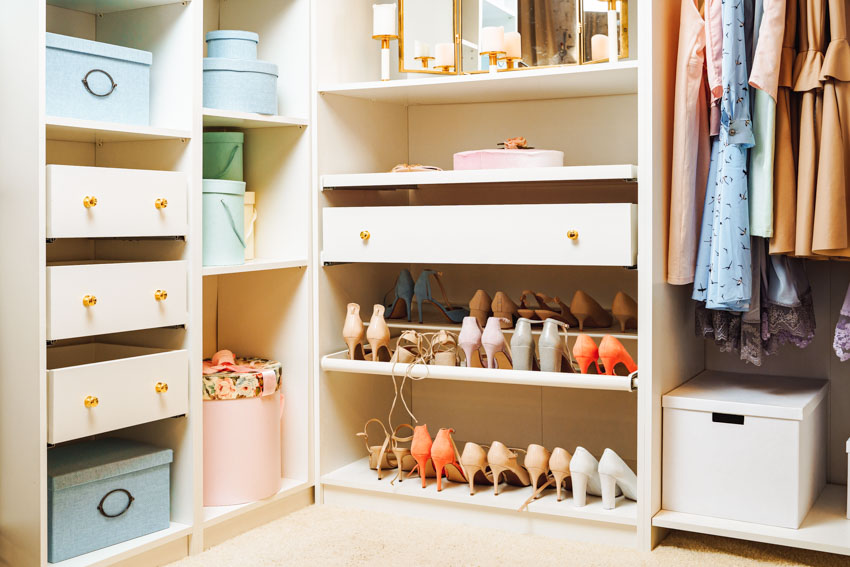 Walk in closet with shoe, shelves, drawers, and clothes