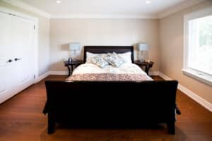 Bed Footboard (Pros and Cons & Features)
