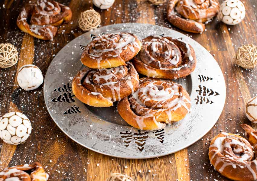 Christmas plate with glazed cinnamon