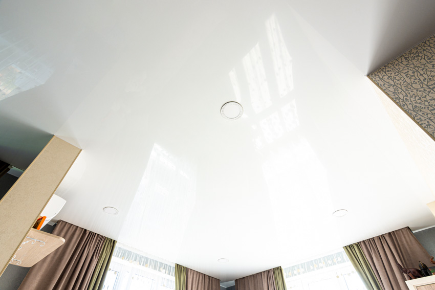 High gloss ceiling with lighting fixture and curtains on the windows