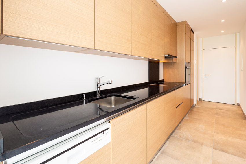 Kitchen with modular cabinets, backspalsth and ceramic floors