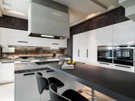 Onyx Backsplash Designs Pros And Cons   Kitchen With Onyx Backsplash Countertop Island Table Chairs Range Hood And Cabinets Is 192x144 