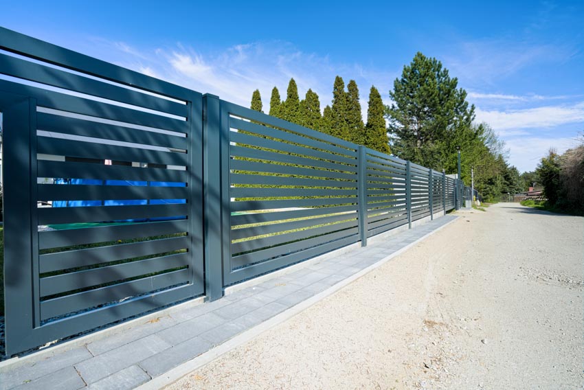 Horizontal metal fence with hinges and gate