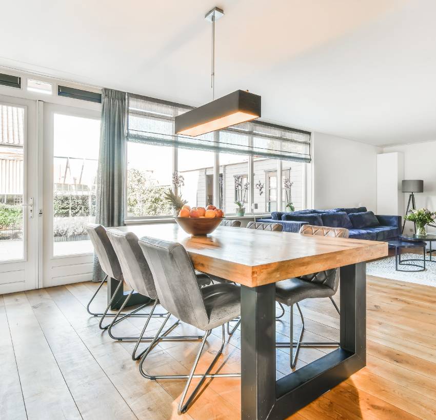 Modern apartment with a linear chandelier