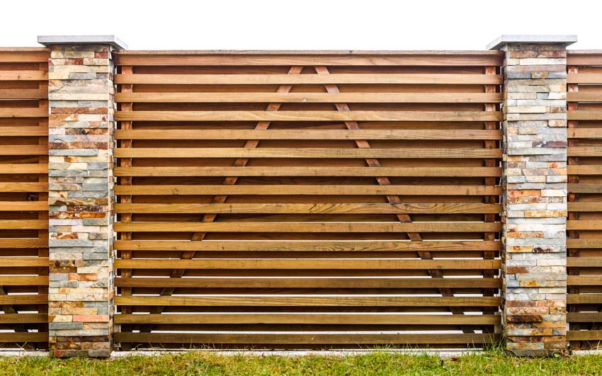 Outdoor area with horizontal shadow box fence, and pillars