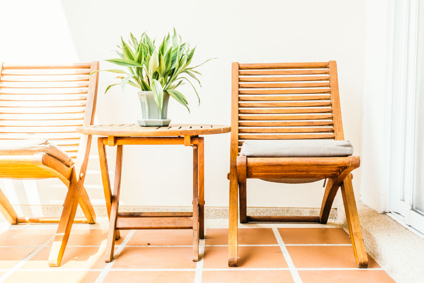 Folding chairs with small table